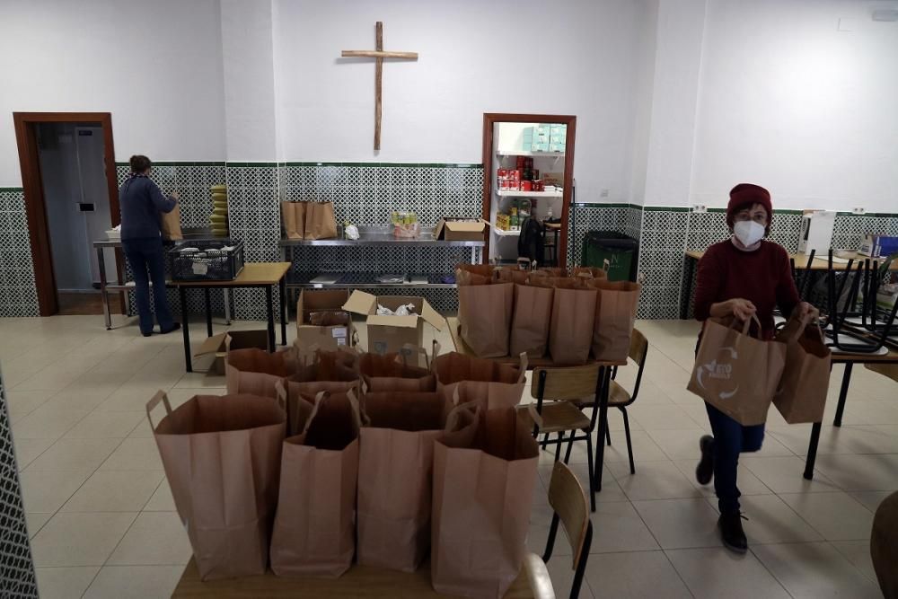 Reparto de menús navideños en el Comedor de Santo Domingo