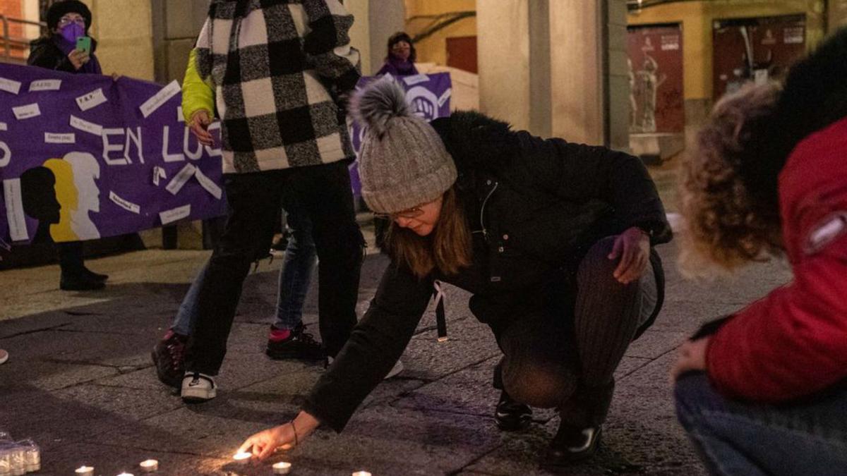 Jóvenes encienden velas contra la violencia machista.
