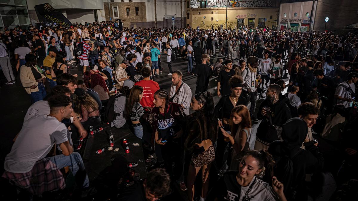 Ambiente en el MACBA entre las 4 y las 5 de la mañana. La guardia urbana no ha hecho acto. de presencia para desalojar a los congregados, dando lugar a un botellón massivo hasta altas horas de la madrugada.