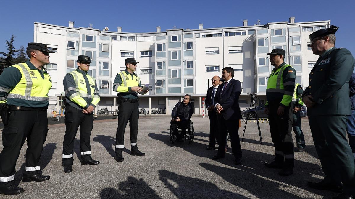 Visita del delegado del Gobierno, Pedro Blanco, a la comandancia de Pontevedra