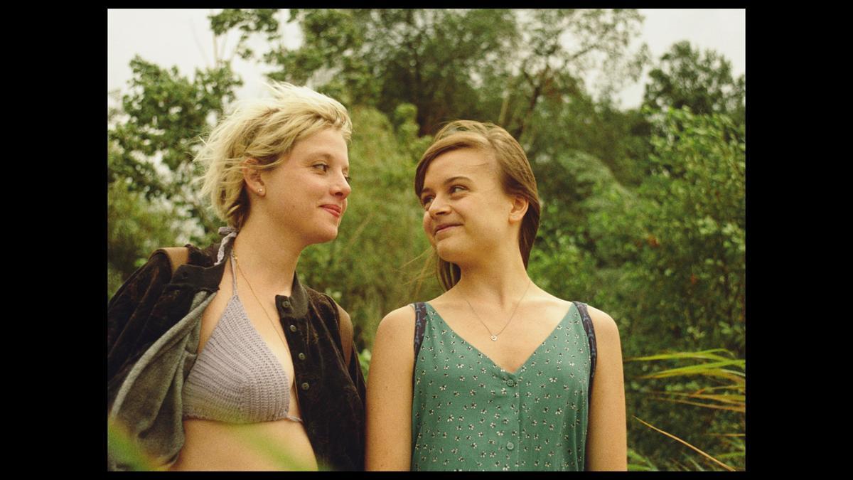 Jella Haase und Lena Urzendowsky spielen die Hauptrollen in dem Coming-of-Age-Film „Kokon“ (D, 2020) von Leonie Krippendorff.