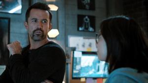 Rob McElhenney y Charlotte Nicdao en ’Mythic Quest’.