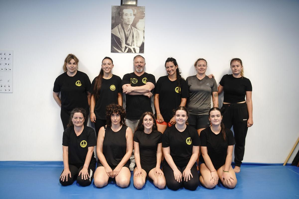 Alumnas del Club Hércules con el profesor Enrique Santos.