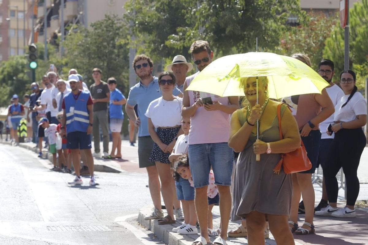 Un grupo de aficionados sigue la carrera.