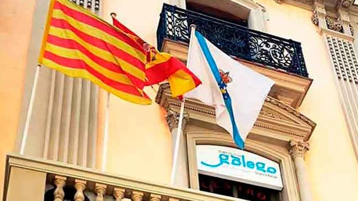Las banderas catalana y gallega, en el Centro galego de Barcelona.