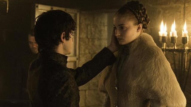 Iwan Rheon y Sophie Turner en 'Juego de Tronos'.