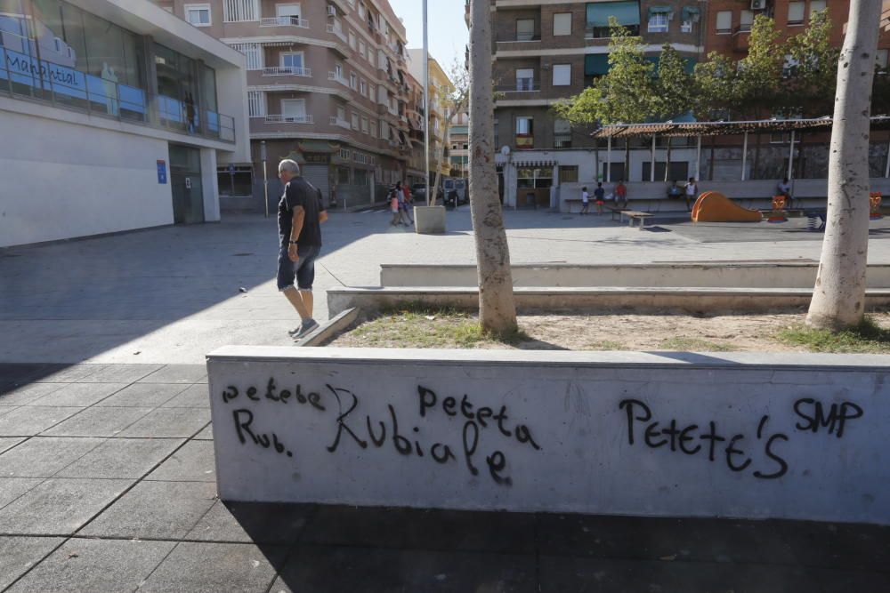 Desperfectos en la plaza de Francesc Cantó