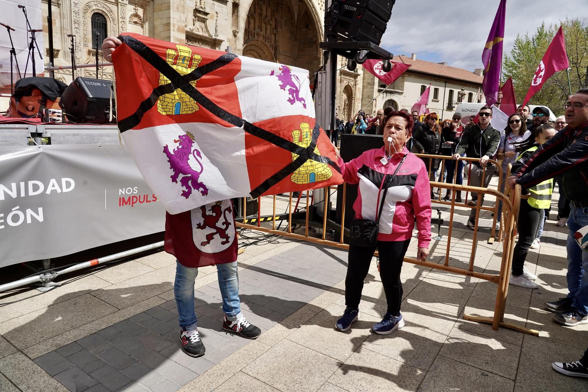 GALERÍA: Así han sido las protestas en León que han obligado a suspender los actos por el Día de la Comunidad