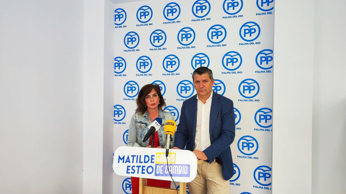 Matilde Esteo, portavoz del grupo municipal, y Francisco Acosta, presidente del PP Palma del Río.