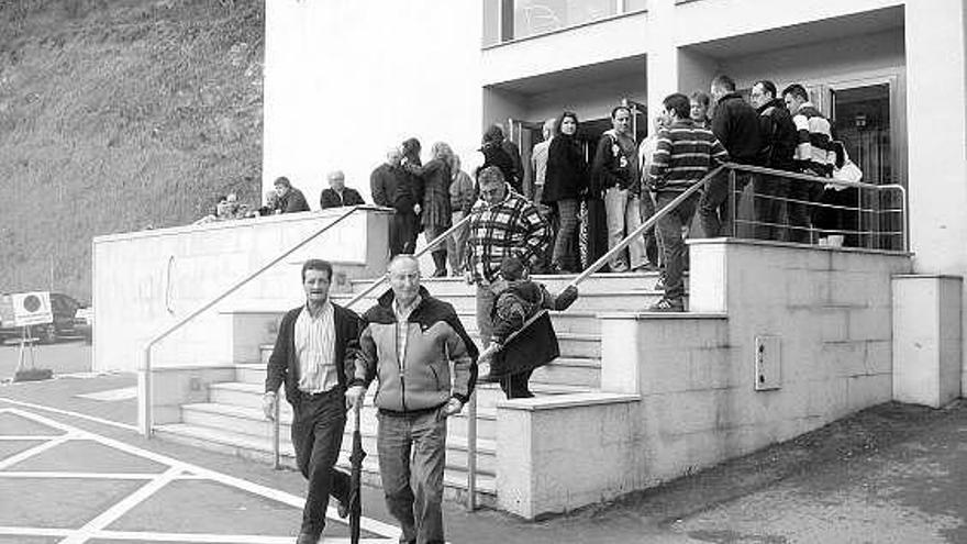 Familiares, amigos y compañeros, en el tanatorio de Cangas del Narcea.