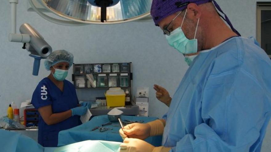 Intervenció quirúrgica de podologia al quiròfan de la Clínica Universitària de Manresa (FUB)