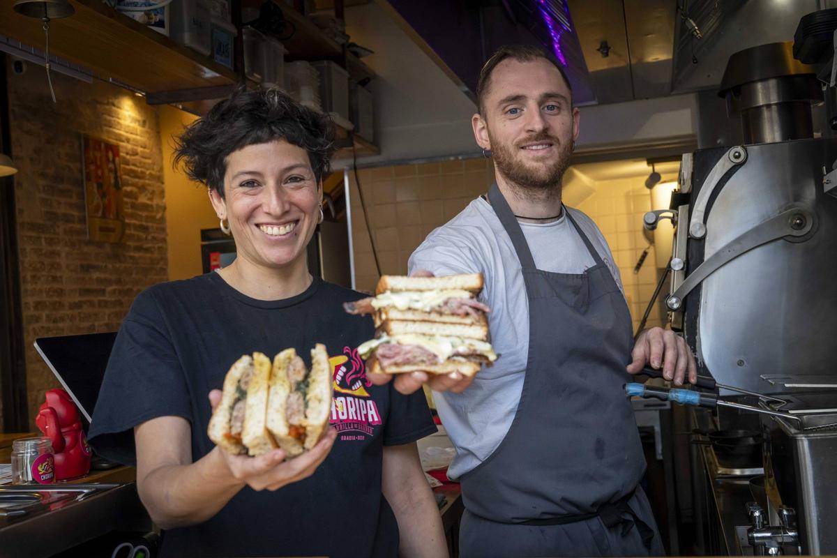 Los cocineros Lucía Aguilar y Pablo Lagrange con sus bocadillos en Choripa.