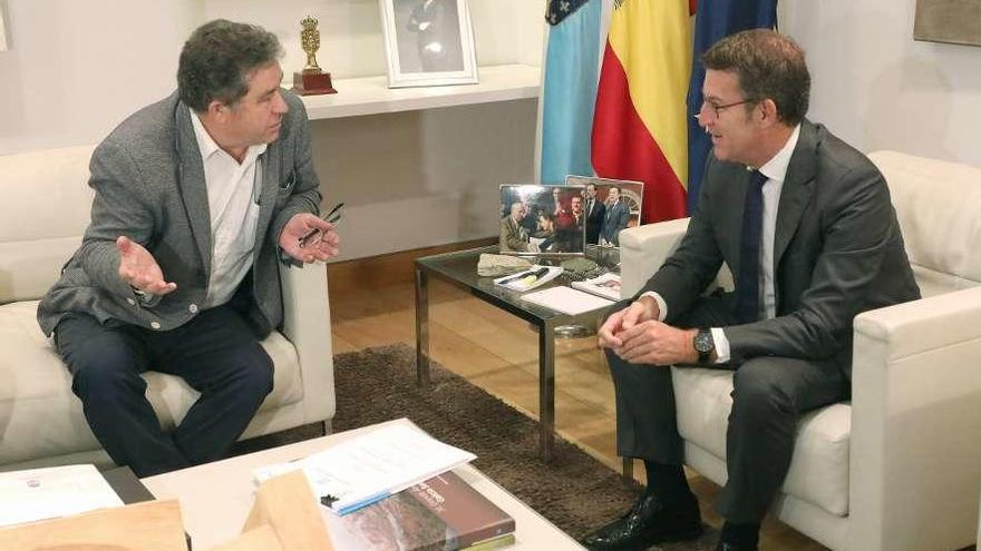 Lores conversa con Feijóo en la reunión de ayer en Santiago. // Xoán Álvarez