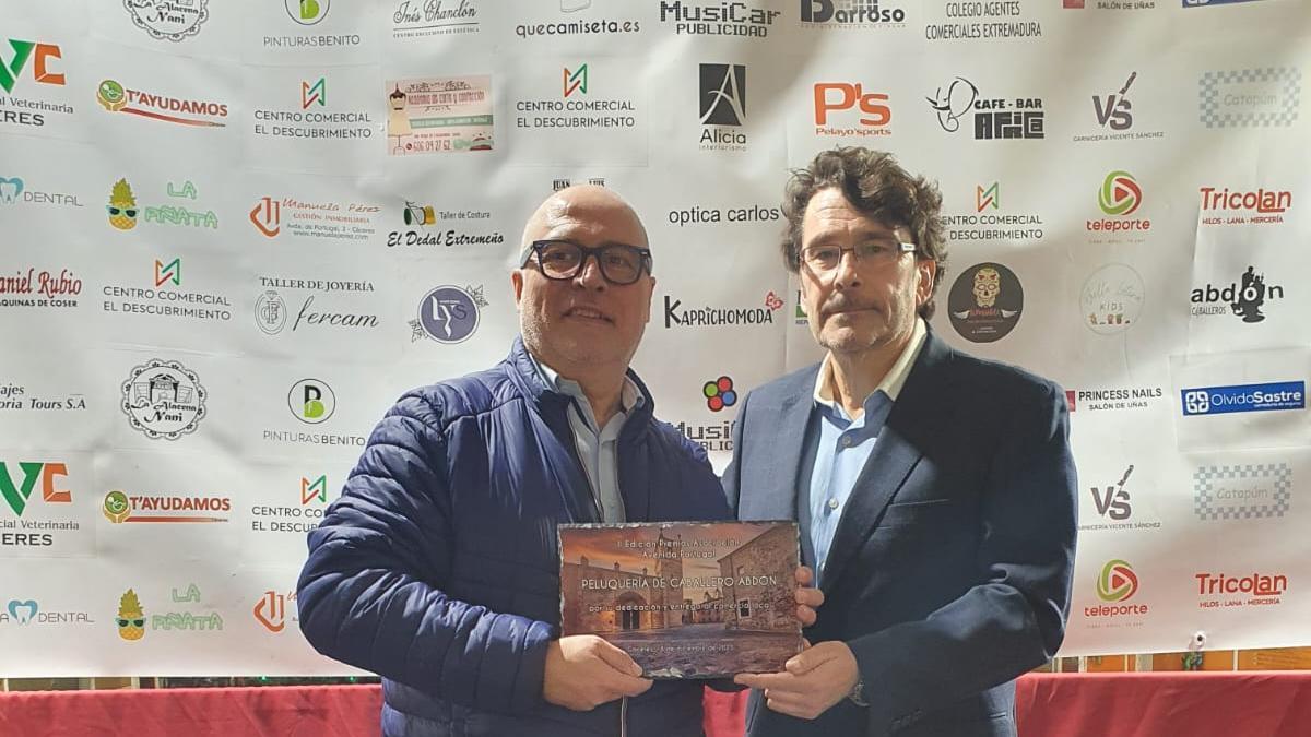 Ángel Pedro Reviriego entrega el galardón a Jorge Barrantes.