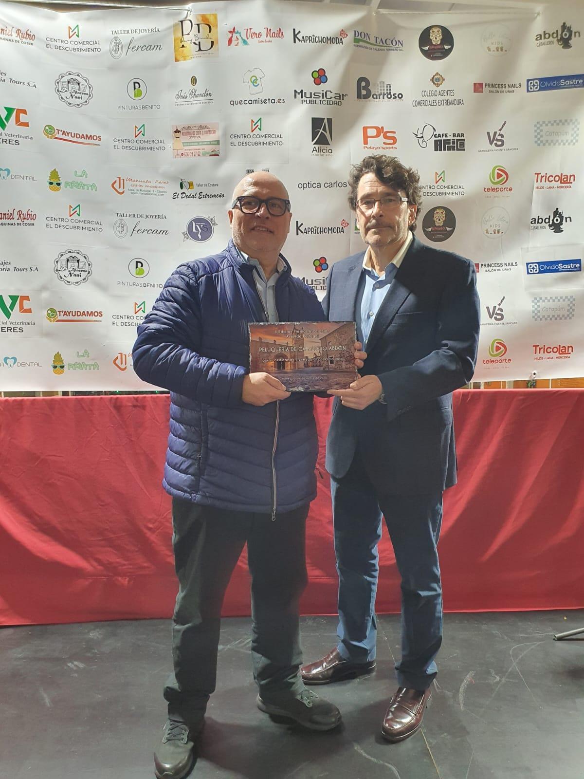 Ángel Pedro Reviriego entrega el galardón a Jorge Barrantes.