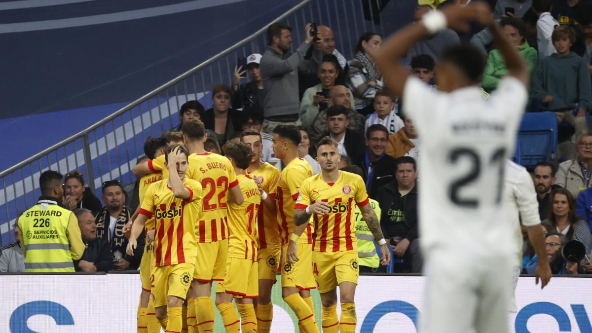 Los jugadores del Girona celebran su gol en el Santiago Bernabéu ante el Real Madrid