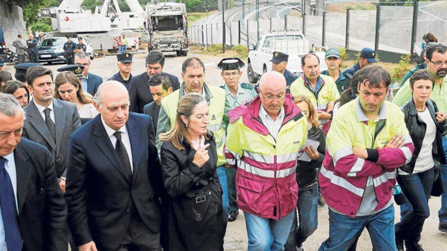 Los ministros de Interior y Fomento en el lugar de la tragedia.