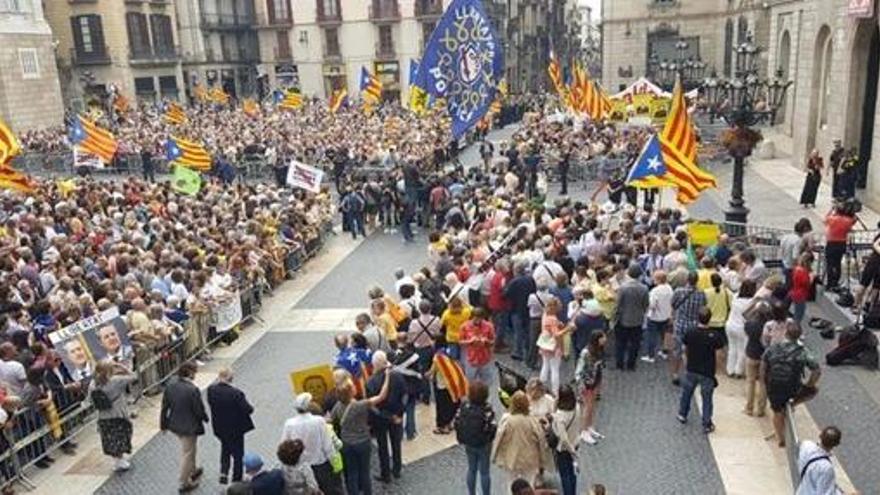 Protestas frente al Ayuntamiento de Barcelona.