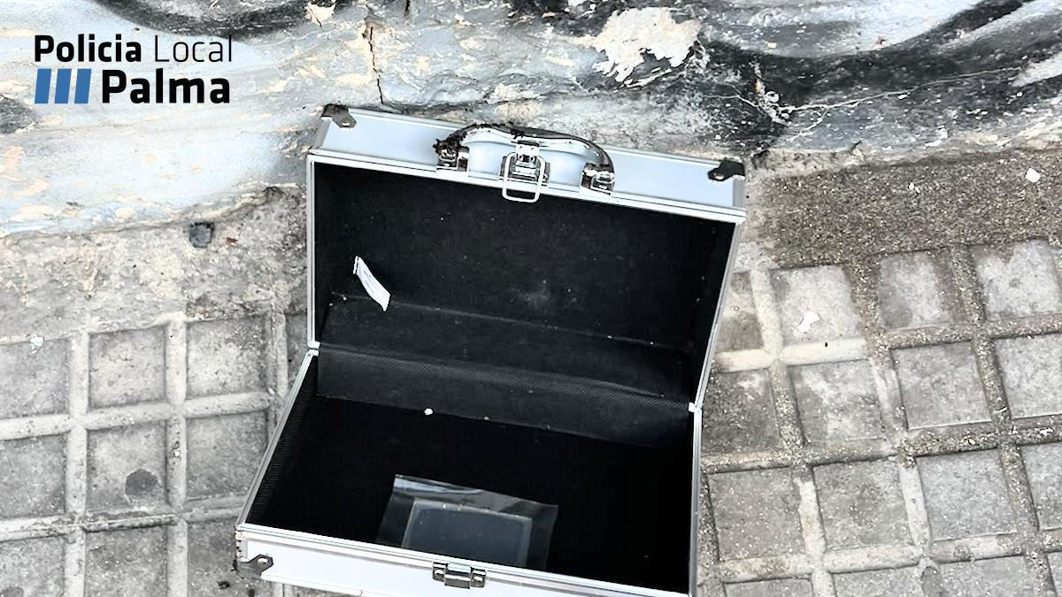 Caja metálica con el mívil robado a un turista, sin la tarjeta SIM, y en modo avión para no geolocalizarlo.