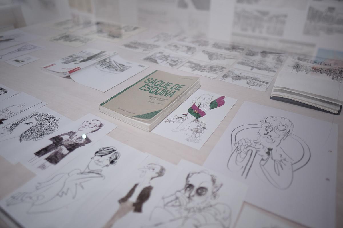 La exposición también incluye alguna de las afamadas caricaturas del arquitecto