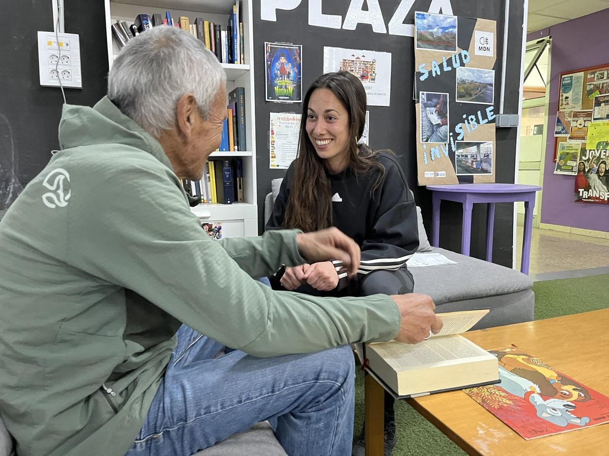 La trabajadora social Blanca Álvarez con Alberto, ayer, en la sede de Mar de Niebla.