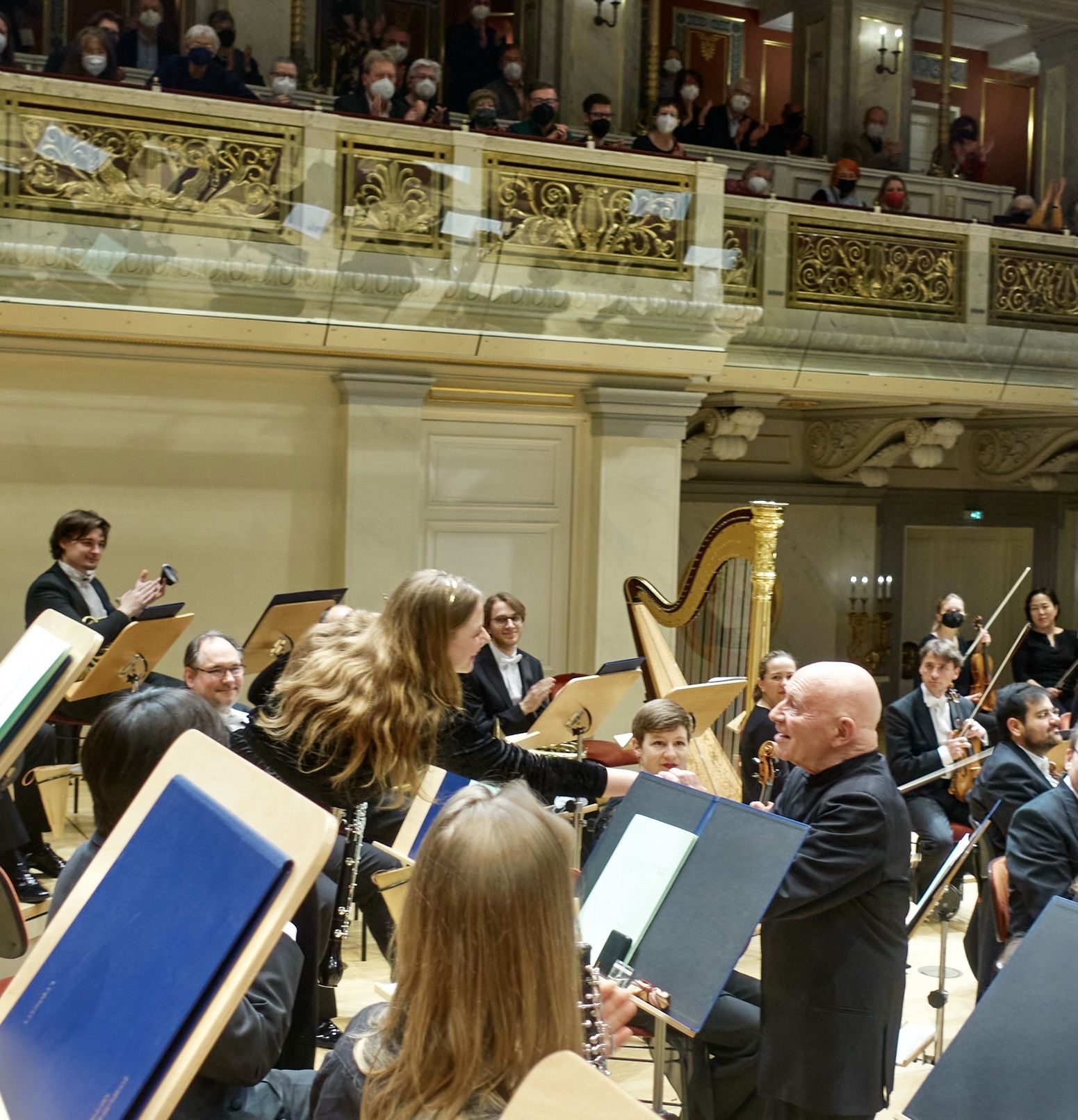 Iria, felicitada por el director de su orquesta.