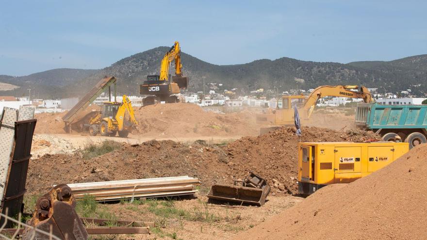 La retirada de la tierra de la autovía de Ibiza se retrasa e incumple los plazos previstos
