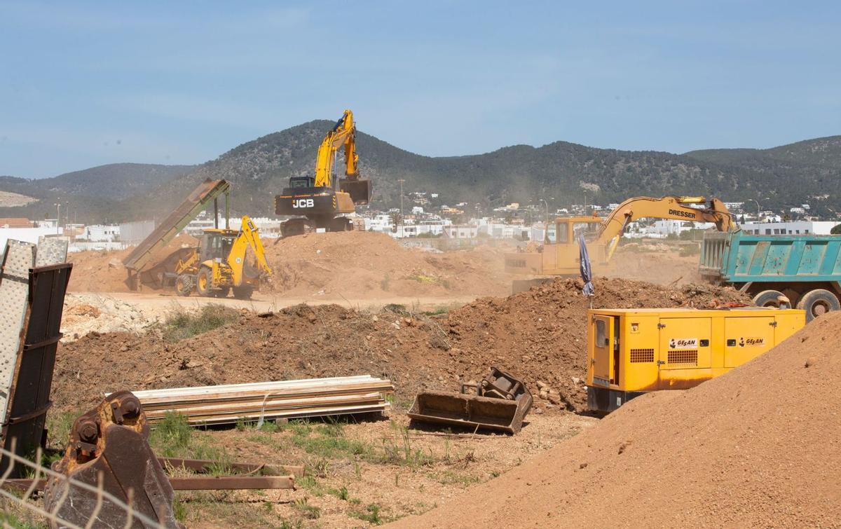 Varias máquinas trabajan, en una imagen de archivo, en la retirada de la tierra de la finca 56 de Platja d’en Bossa. | VICENT MARÍ