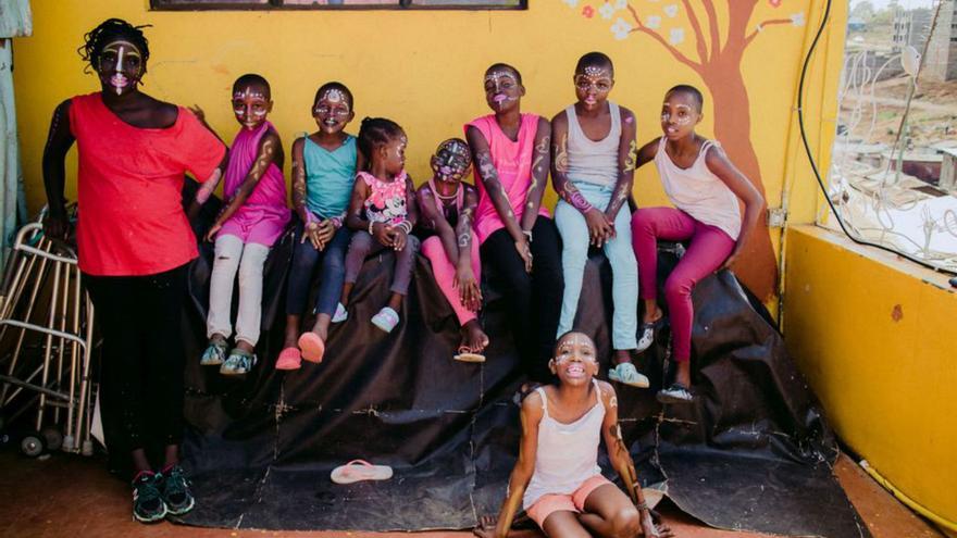 Las niñas del centro durante uno de los días de taller.