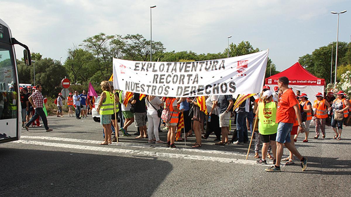 El sindicato UGT pide a la dirección del parque temático PortAventura que negocie para poner fins a sueldos de 670 euros contrataciones temporales.
