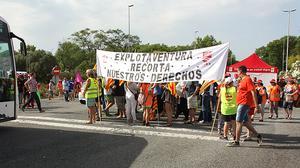 El sindicat UGT demana a la direcció del parc temàtic Port Aventura que negociï per posar fi als sous de 670 euros i les contractacions temporals.