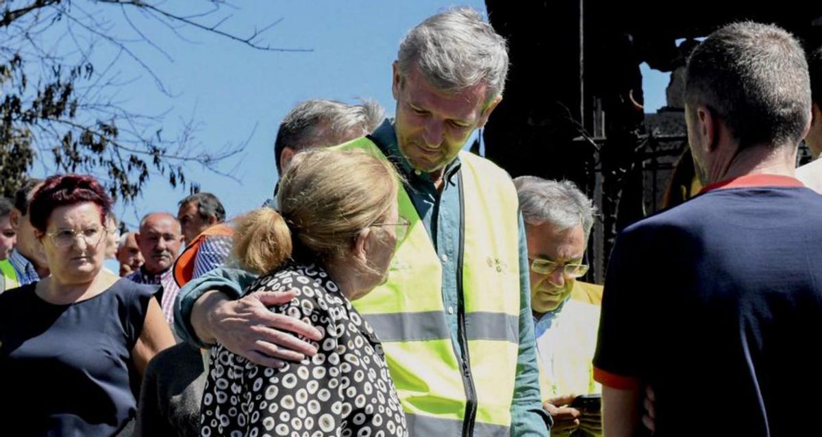 Rueda, con una vecina
 de A Caridade
 (Monterrei). |  FdV