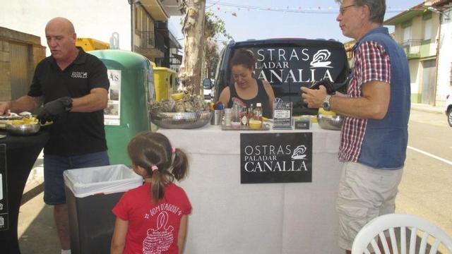 Actividad infantil y ostrería contratada para las fiestas de Cubo. | C. F.