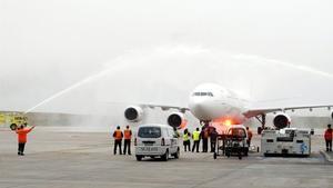 Bautismo de agua del avión de Iberia en el aeropuerto de Montevideo.