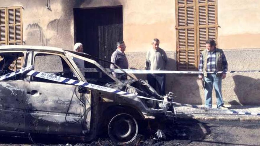 El incendio destruyó un coche y dos motocicletas.