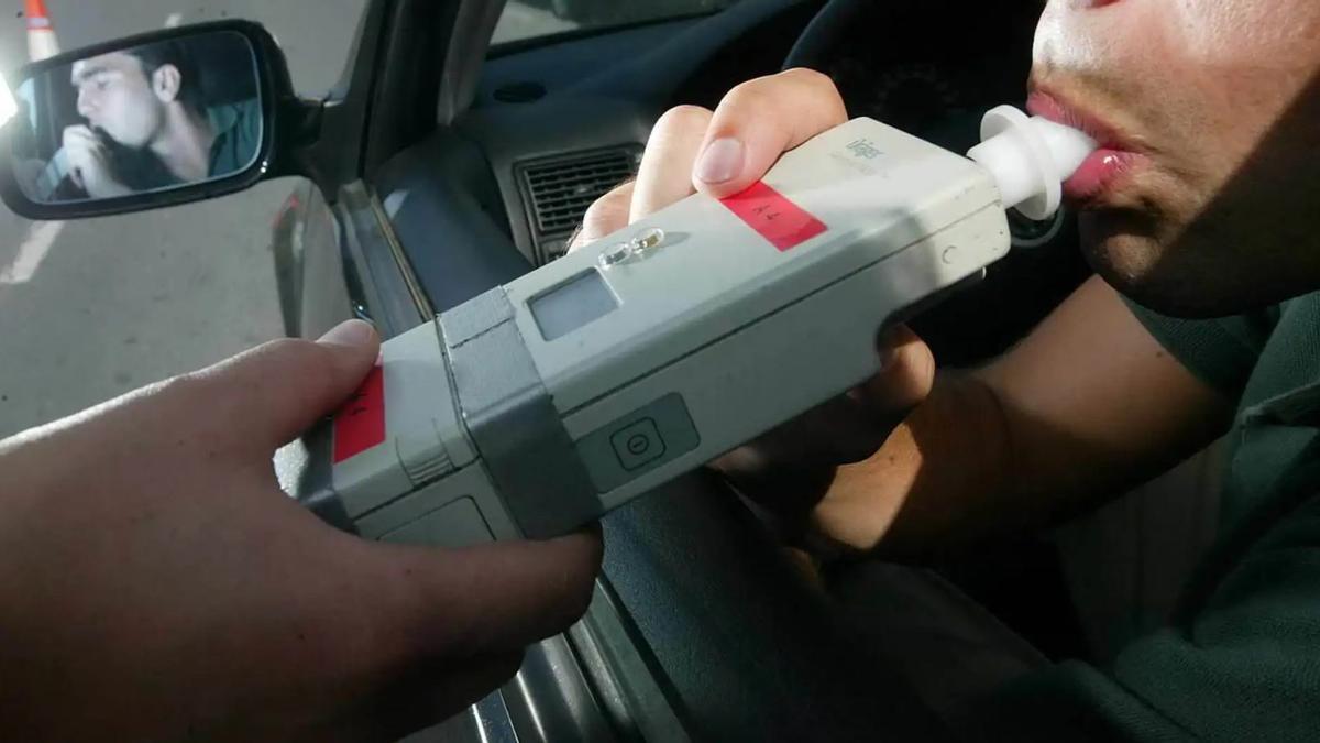 Imagen de archivo de un policía realizando un test de alcoholemia.