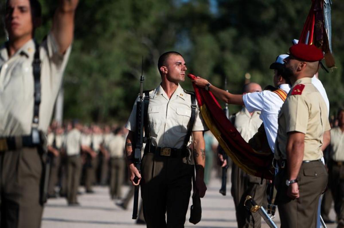 Emoción y orgullo en la jura de bandera de 1.514 alumnos del Cefot de Cáceres
