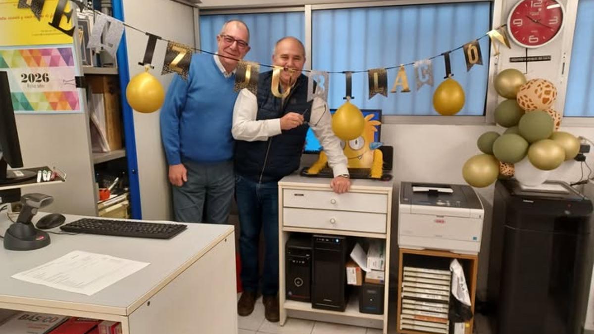 Juan Carlos y César Muñío en la librería París de Zaragoza este martes.