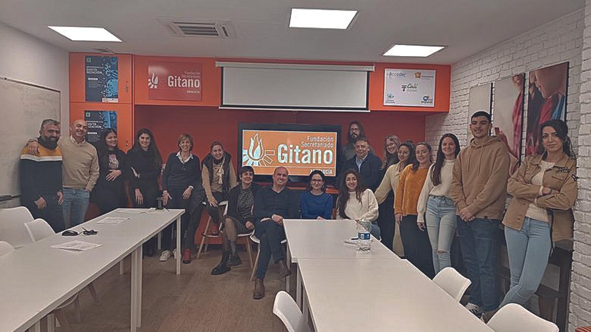 Integrantes de la Fundación Secretariado Gitano de Córdoba, en sus instalaciones de Córdoba, que se ubican en el barrio de Ciudad Jardín.