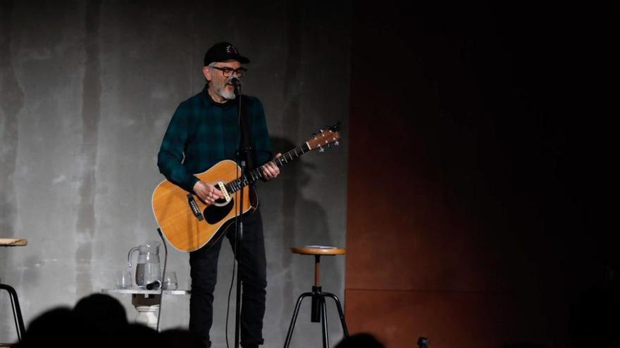 El músico Fernando Alfaro presentó en Mieres su primera novela