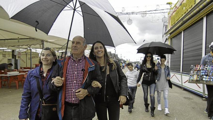 La lluvia no nubla la feria en Cáceres