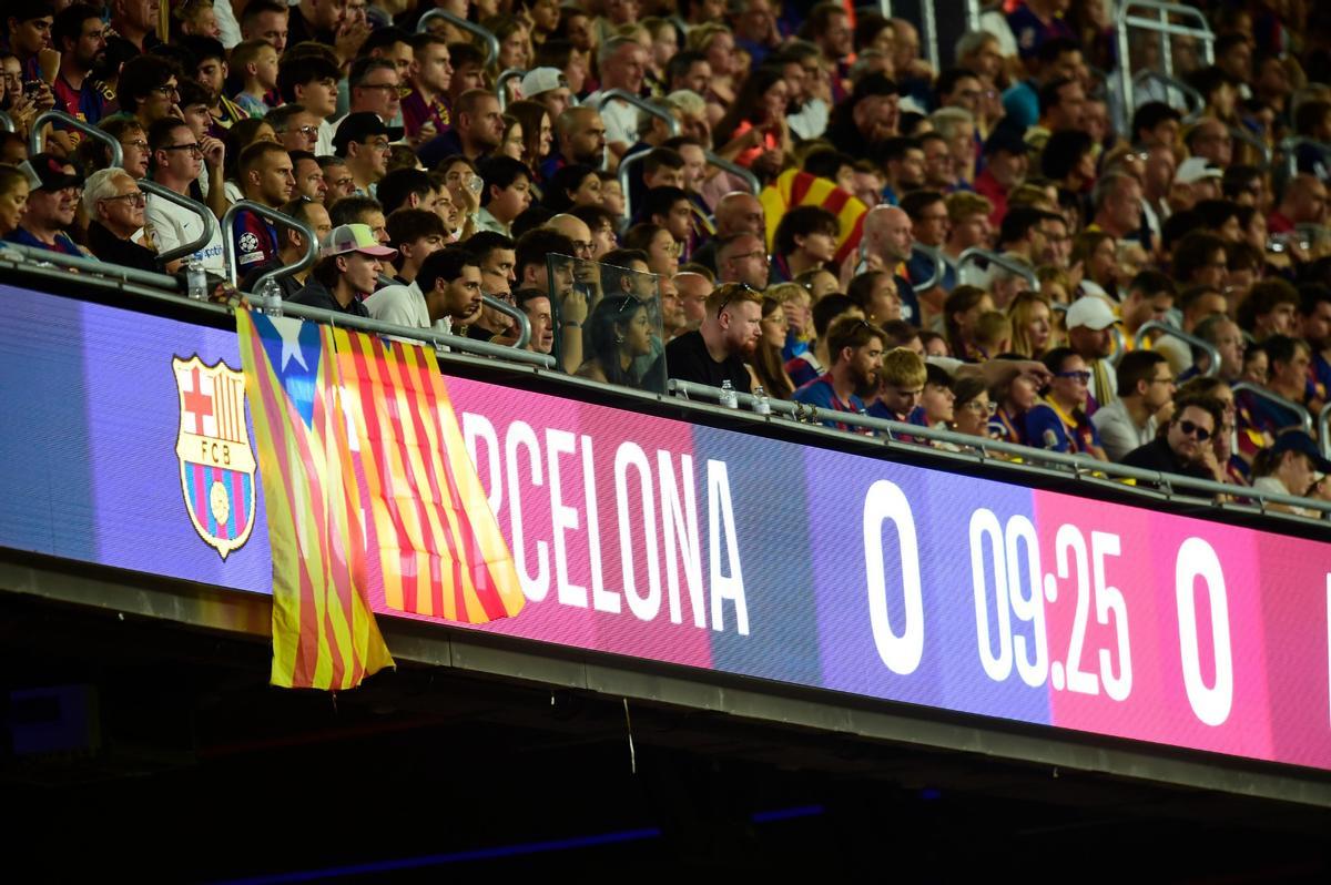 Estelada encima del marcador del Camp Nou