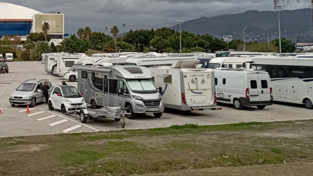 Autocaravanas, caravanas, coches y autobuses en un aparcamiento junto al Palacio de los Deportes Martín Carpena, en Málaga.
