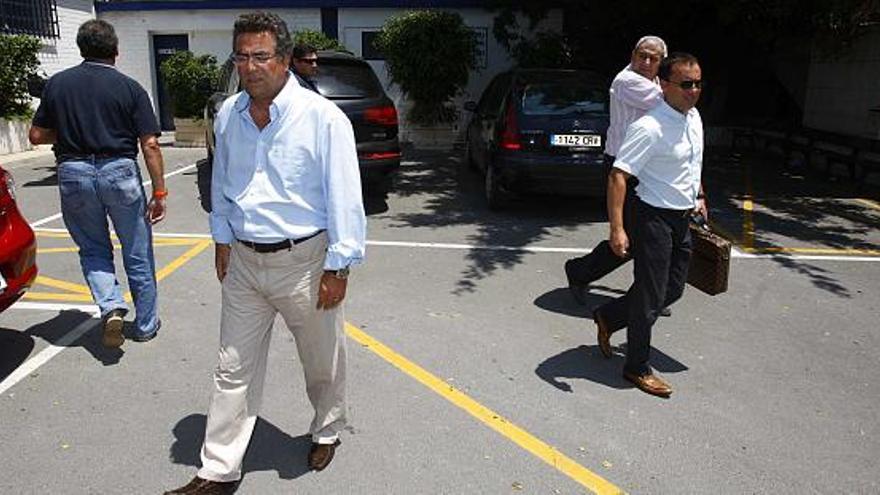 Enrique Ortiz, máximo accionista del Hércules, y Juan José Huerga, vicepresidente del club, ayer, a las puertas de las oficinas.