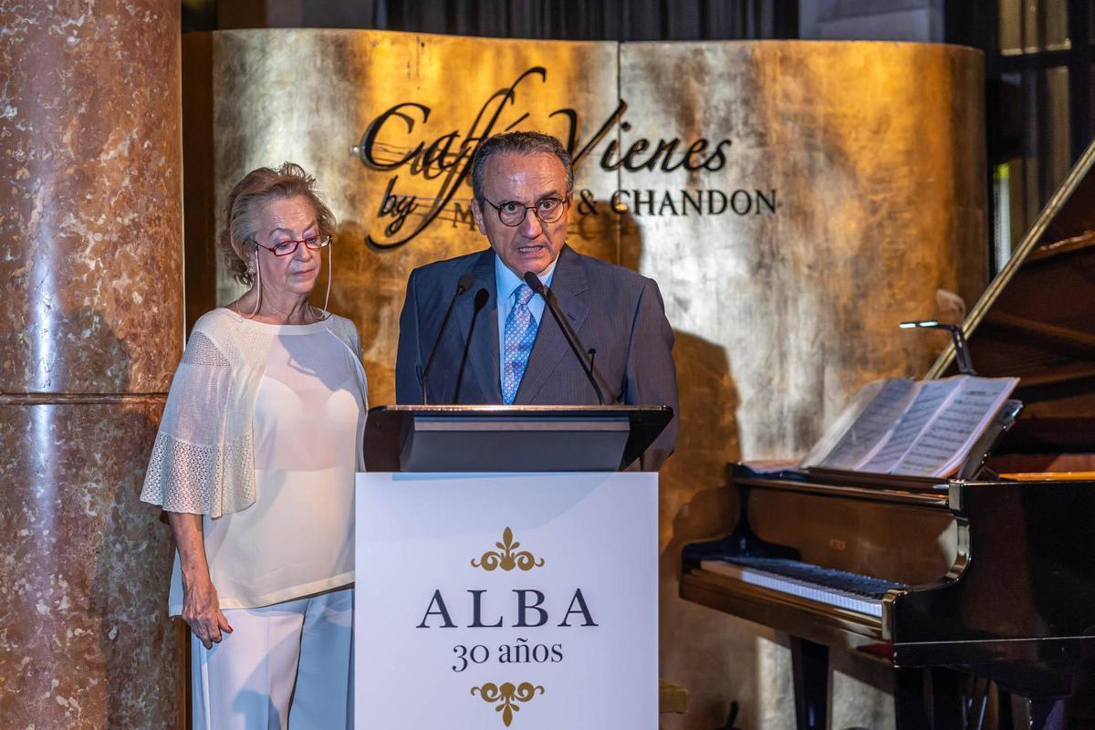 La editorial Alba brinda por sus 30 años. En la foto, el presidente de Prensa Ibérica Javier Moll y la vicepresidenta de Prensa Ibérica Arantza Sarasola.
