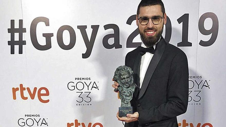 Carles Bover posa junto a su Goya en el Palacio de Congresos de Sevilla.