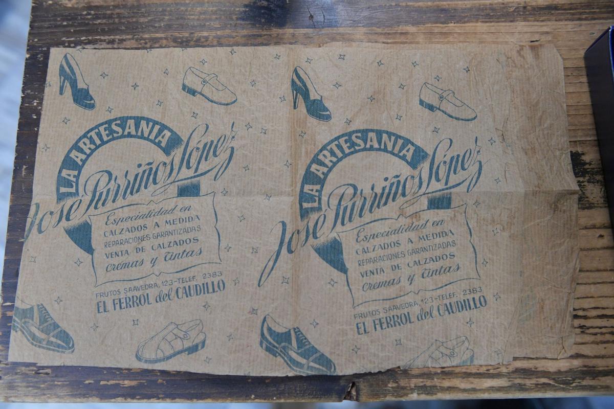El antiguo papel con el que se envolvían los zapatos en Purriños Zapateros durante su tiempo en Ferrol.