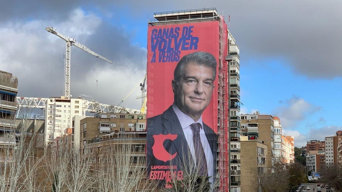 Lona publicitaria del entonces candidato a la presidencia del FC Barcelona, Joan Laporta, en los aledaños del estadio Santiago Bernabéu.