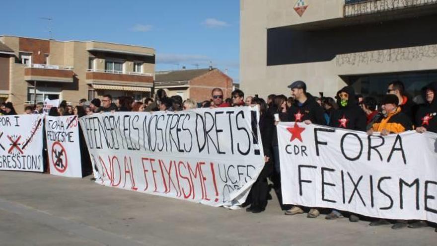 Participants a la manifestació antifeixista, ahir al matí al Pont de Vilomara