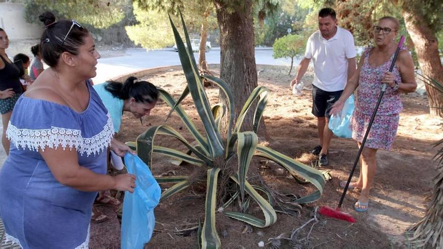 Los vecinos de Villalba sacan sus escobas a la calle para limpiar la barriada